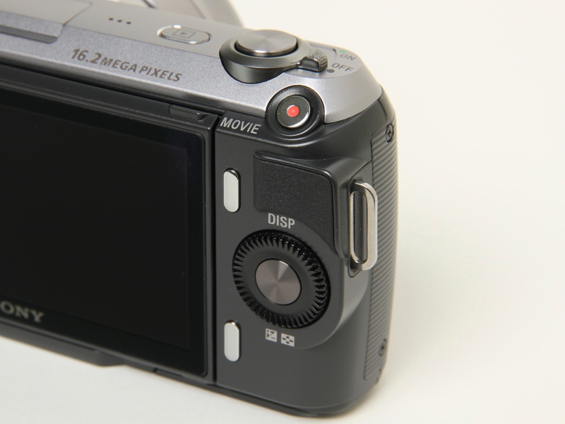 <b>コントロールホイールの左右、センターボタン、下ソフトキーに機能を割り当て可能。NEX-5を超えるカスタマイズ性能を持つ</b>