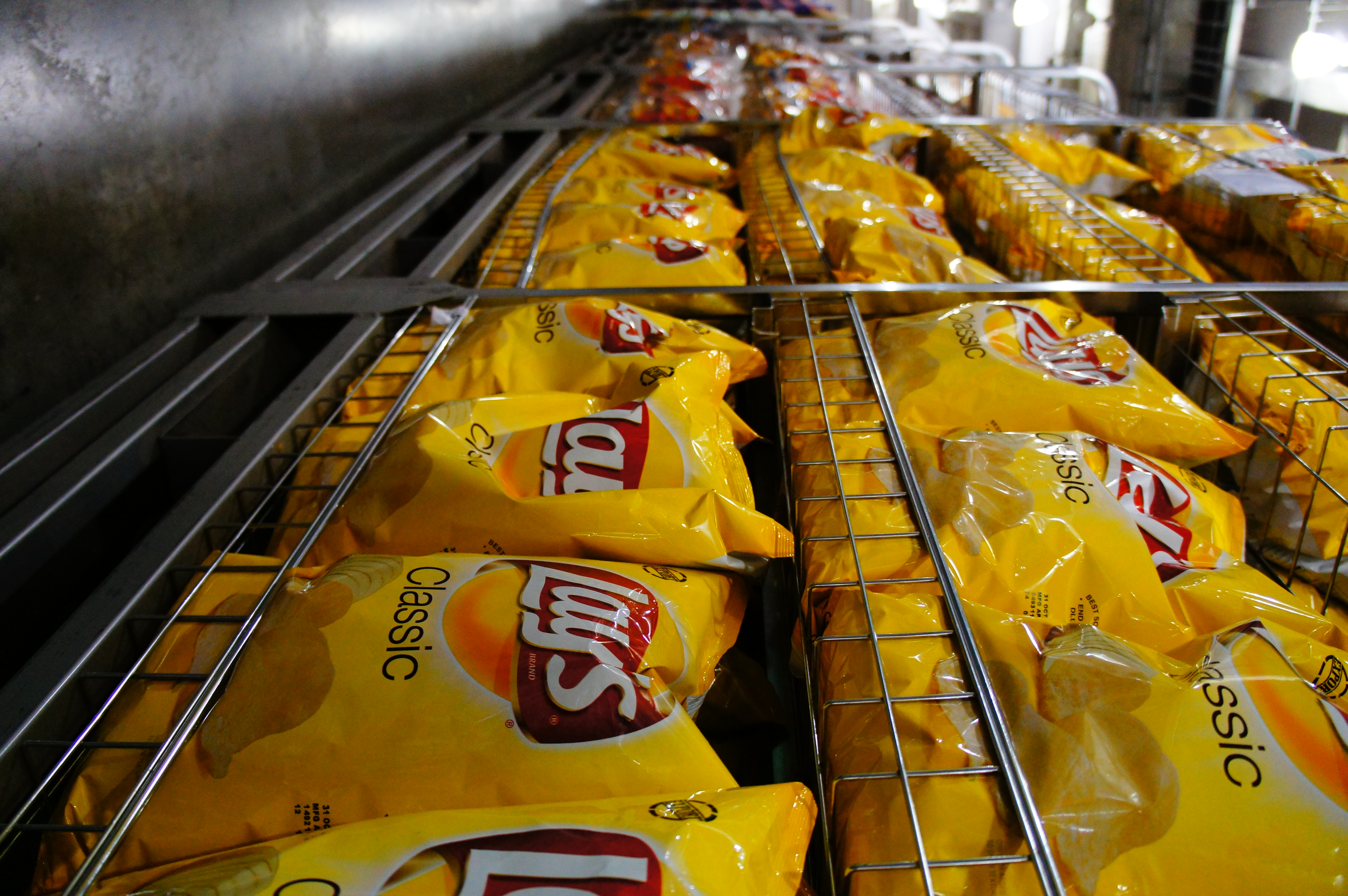 <b>鮮やかな黄色とスチールの金属感をポップカラーで強調。チルト可動式液晶モニターでローポジションの撮影も楽々です。ピクチャーエフェクト:ポップカラー / NEX-C3 / E 18-55mm F3.5-5.6 OSS / 約5.8MB / 3264x4912 / 1/60秒 / F4 / 0.0EV / ISO1600 / WB:オート / 18mm</b>