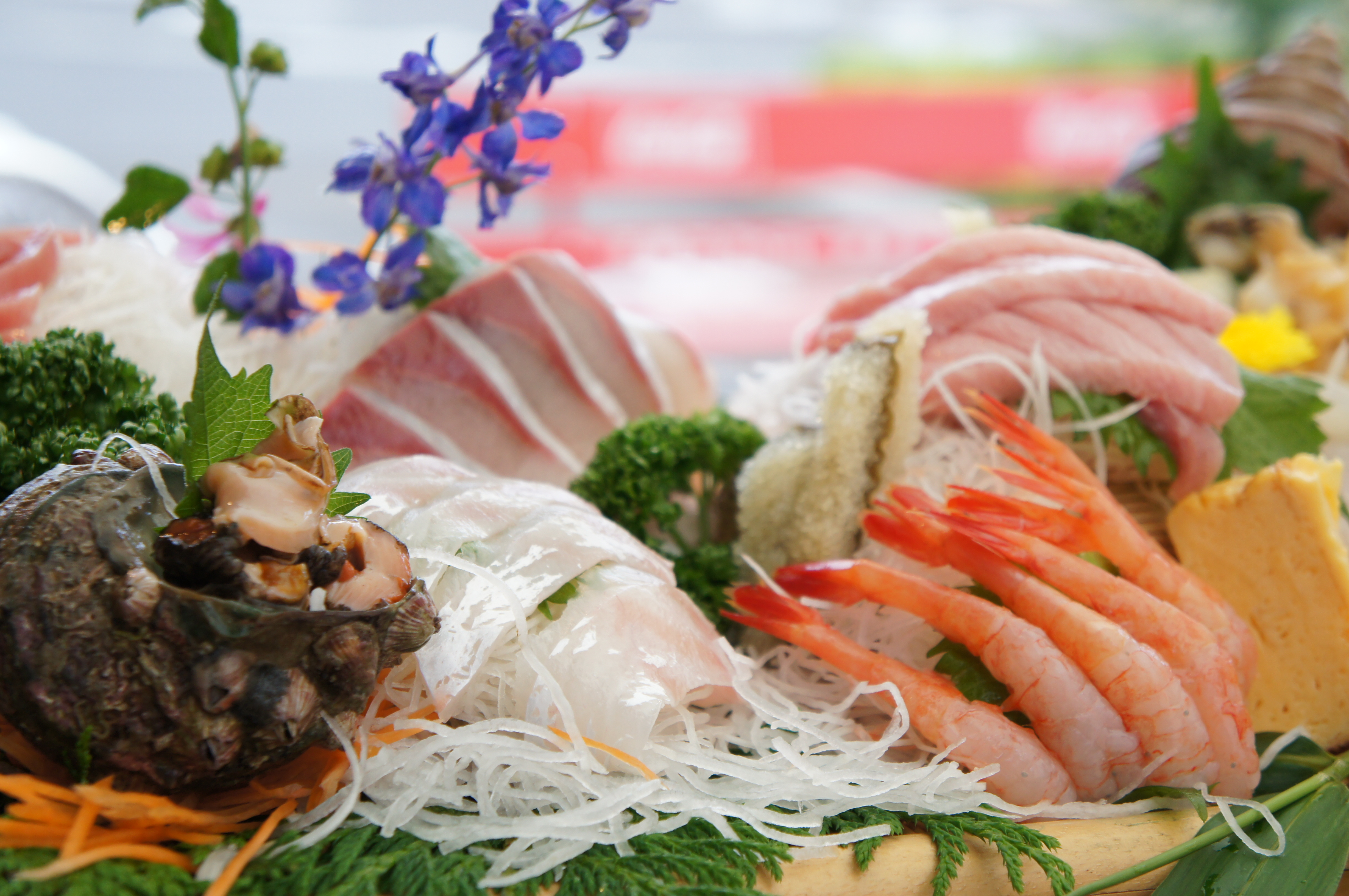 <b>コンパクトサイズなので旅行に持っていくにはピッタリ! 出てきたご馳走もみんなを待たせずにささっと撮れます。NEX-C3 / E 18-55mm F3.5-5.6 OSS / 約4.2MB / 4,912×3,264 / 1/80秒 / F5 / +1.0EV / ISO640 / WB:オート / 50mm</b>