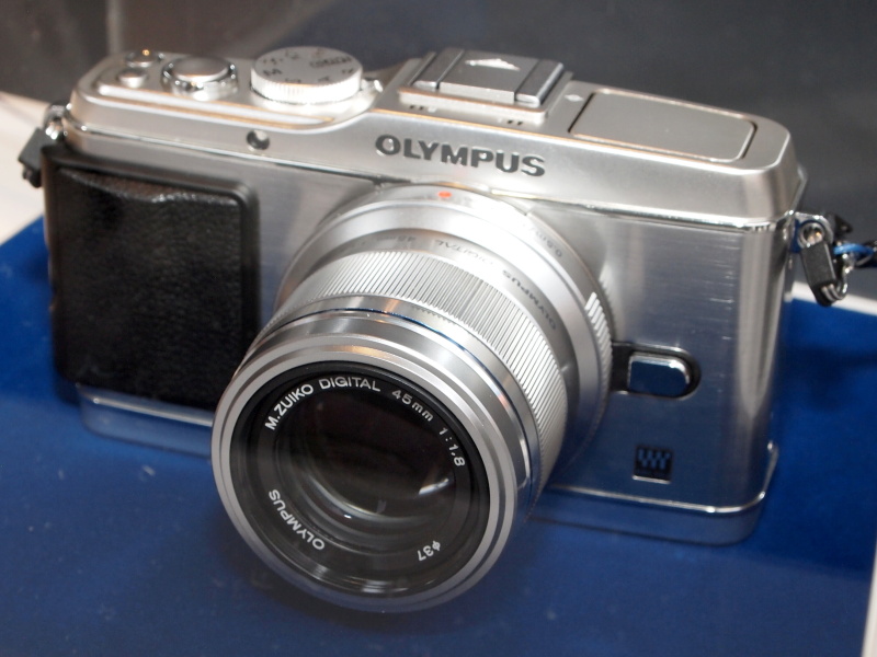 <b>M.ZUIKO DIGITAL 45mm F1.8のモックアップを装着したE-P3</b>