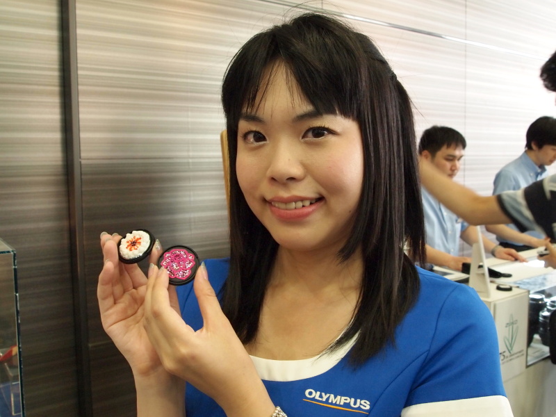 <b>デコレーションキャップと、制作者の高宮葵さん</b>