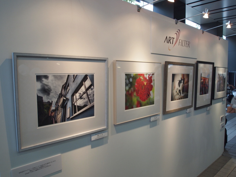 <b>写真家によるアートフィルター作例の展示コーナーも用意。ポストカードなどのチャリティー販売を行なっていた</b>