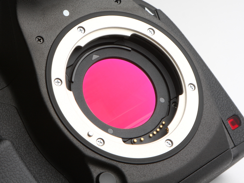 <b>レンズ交換時にミラーボックス内にホコリが侵入するのを防ぐダストプロテクター。SDシリーズでは伝統的に採用されている。</b>