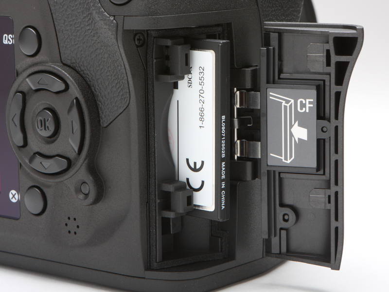 <b>使用メディアはCFとなる。ユーザーに対し裏面を表側にしてスロットに挿入する</b>