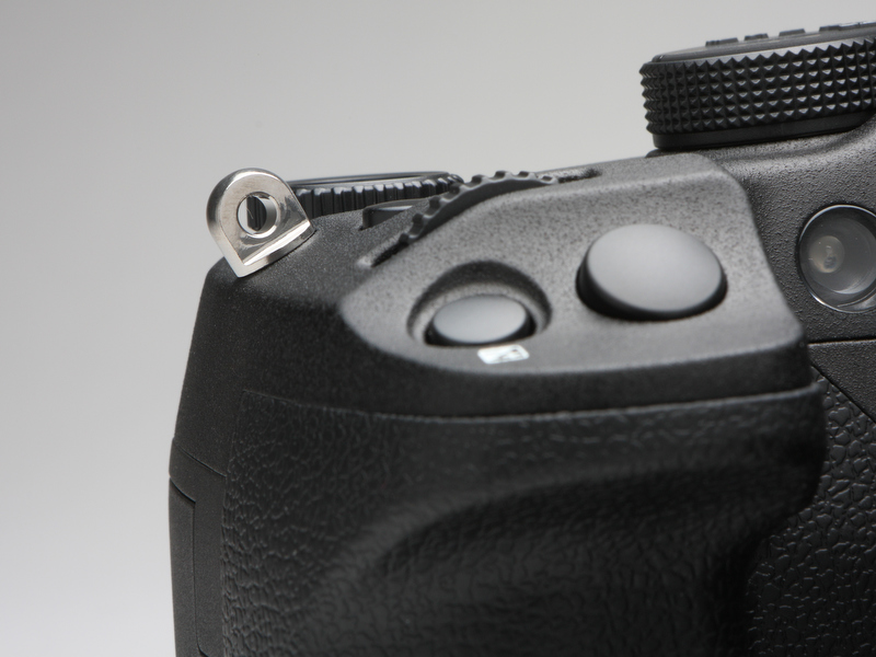 <b>ストラップは三角環を介してアイレットに装着する（写真では三角環は外してある）。平べったい金具タイプよりもアイレットのほうが、高級感があるように思える</b>