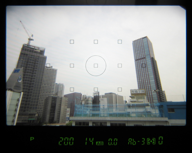 <b>ライバルと肩を並べたファインダー。倍率は0.95倍、視野率は98％。アイピースを覗くと、広々としたファインダー画面が広がる。AFも11点ツインクロスセンサーを搭載する</b>