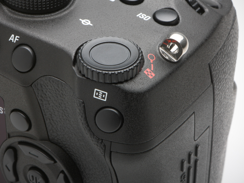 <b>新たに備わった「Sダイヤル」。露出補正の調整などカメラを構えたまま右手親指の自然な動きで操作できる</b>