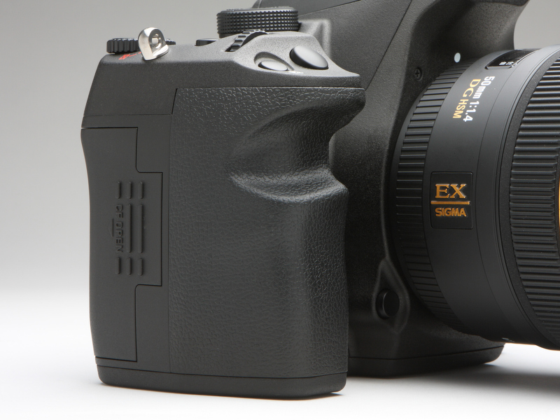 <b>SD15ではシャッターボタンと同軸であったコマンドダイヤルは、ダイヤルの一部がボディから顔を出す一般的なタイプなり、「Aダイヤル」と呼ぶようになった。露出補正ボタンはシャッターボタンの横に置かれる</b>