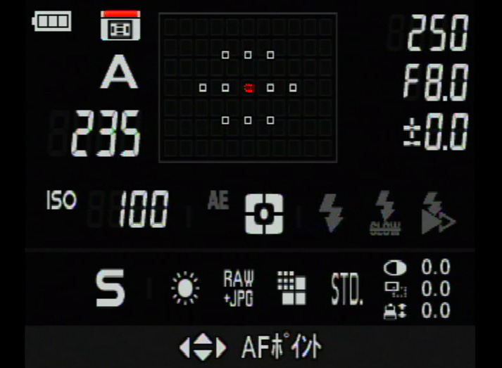 <b>ファンクションボタンを押すと表示されるファンクション画面。撮影に関する情報を一度に確認できるほか、各設定をこの画面で直接変更することもできる</b>