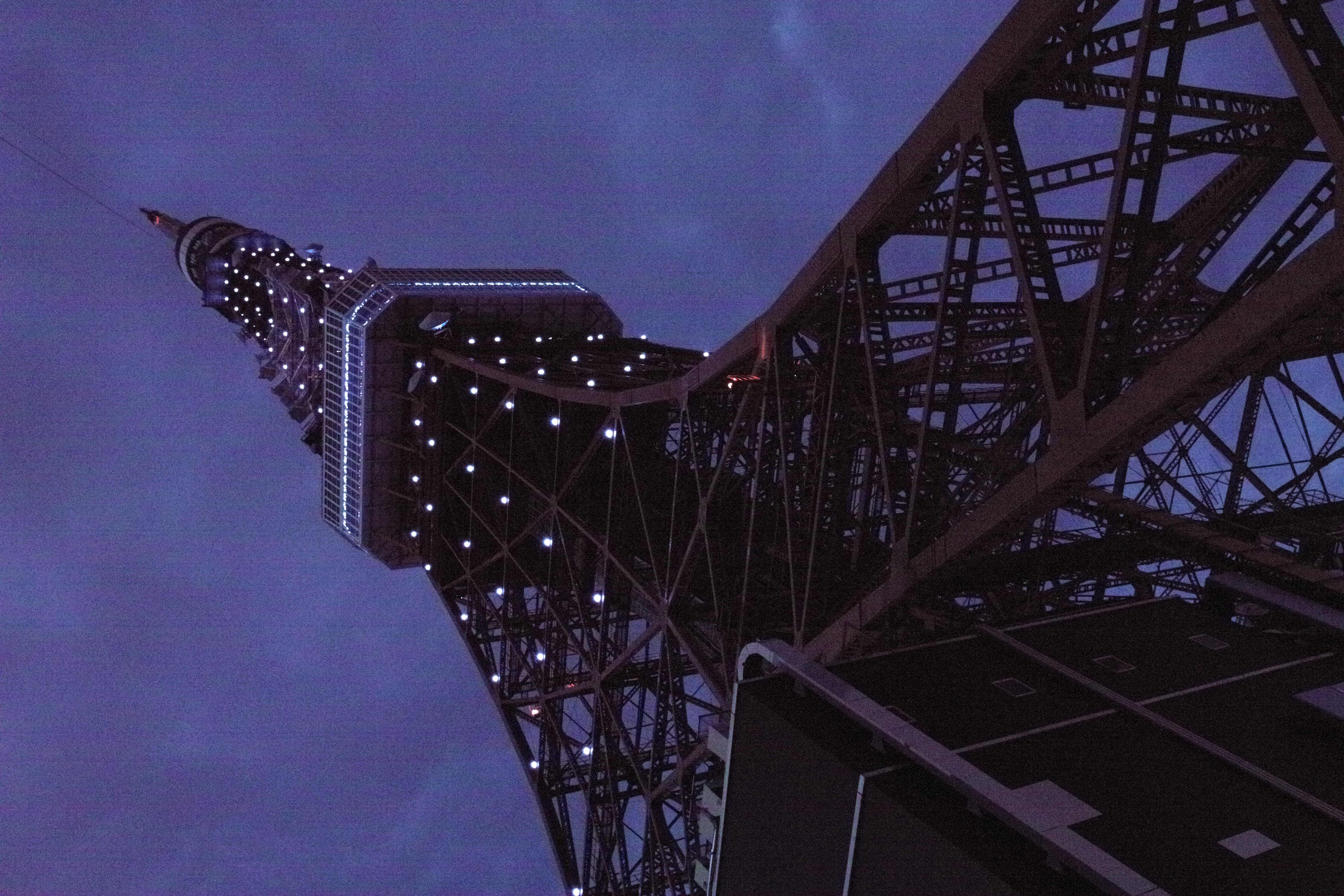 <b>ISO3200 / JPEG（RAW+JPEG時のJPEG） / SD1 / 17-50mm F2.8 EX DC OS HSM / 約7.4MB / 3,136×4,704 / 1/6秒 / F8 / -2.0EV / WB:晴れ / 21mm</b>