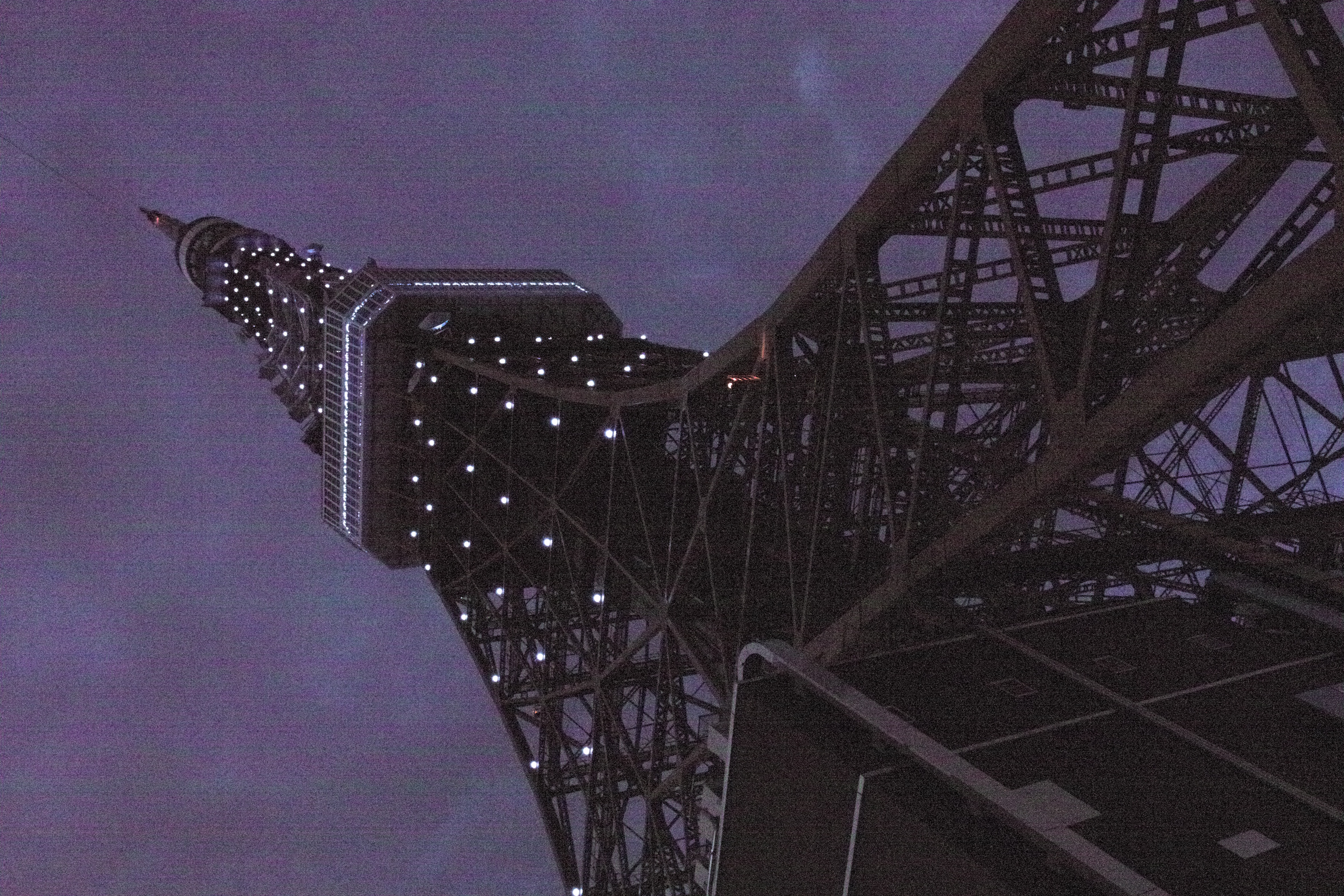 <b>ISO6400 / JPEG（RAW+JPEG時のJPEG） / SD1 / 17-50mm F2.8 EX DC OS HSM / 約8.3MB / 3,136×4,704 / 1/13秒 / F8 / -2.0EV / WB:晴れ / 21mm</b>