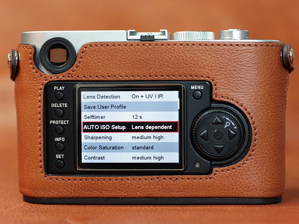 <b>LUXECASE M9 Leather Case（TANブラウン）装着例</b>