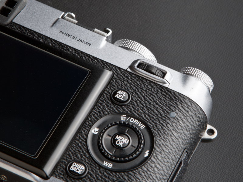 <b>今回のファームアップでコマンドレバーを使う場面が増えた。撮影画像表示を「連続」にした時、コマンドレバーの押し込みでピント位置の拡大表示も可能だ</b>