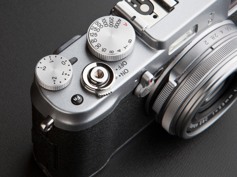 <b>シャッター半押しですばやくスリープから復帰する。このハイレスポンスを待ち望んでいたユーザーは多いはずだ</b>