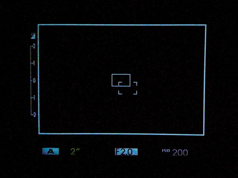 <b>近接補正されたAFフレームが表示できる。オン/オフは液晶メニューで切り換えられる</b>