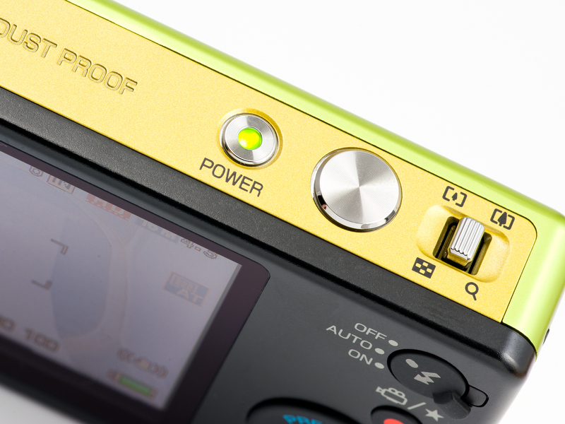 <b>上面右手側端にあるズームレバーは、防水の関係か、少々操作が重いのが気になった</b>