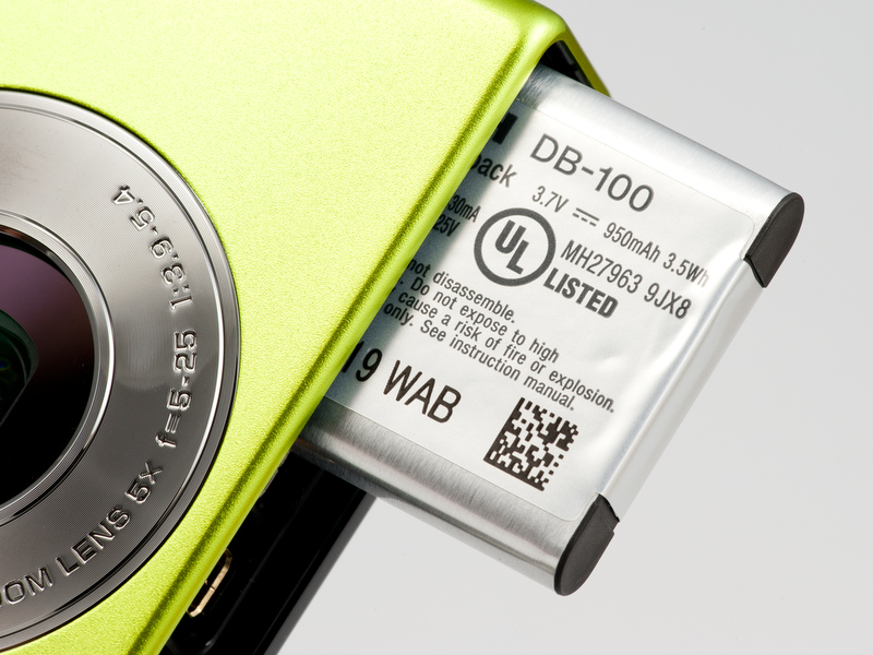 <b>電源は薄型のリチウムイオン電池「DB-100」。CX5と同じタイプだ</b>