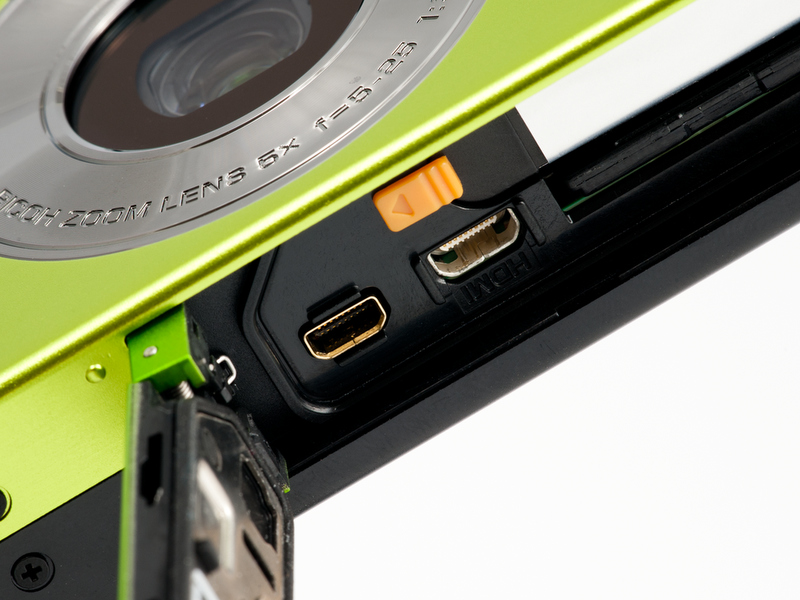 <b>左側のUSB端子から充電する仕様（USB電源アダプターが付属している）。なので、パソコンからでも充電できる</b>