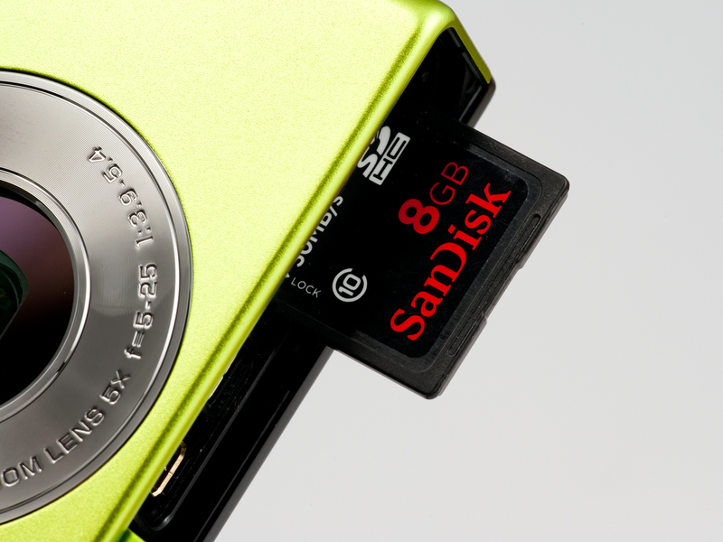 <b>記録メディアはSDHC/SDメモリーカード。40MBの内蔵メモリーも備えている</b>