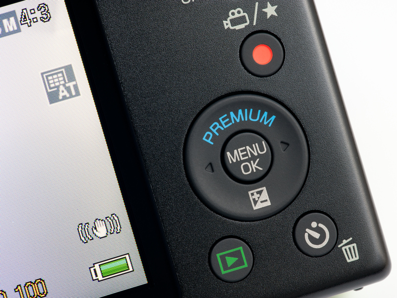 <b>十字キーまわりの操作部。上キーを押すと「プレミアムショット」モードが選択できる</b>