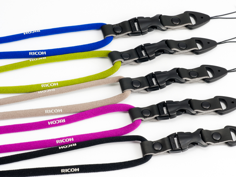 <b>長短の2種類がセットになった「ネックストラップ」も5色が用意されている</b>
