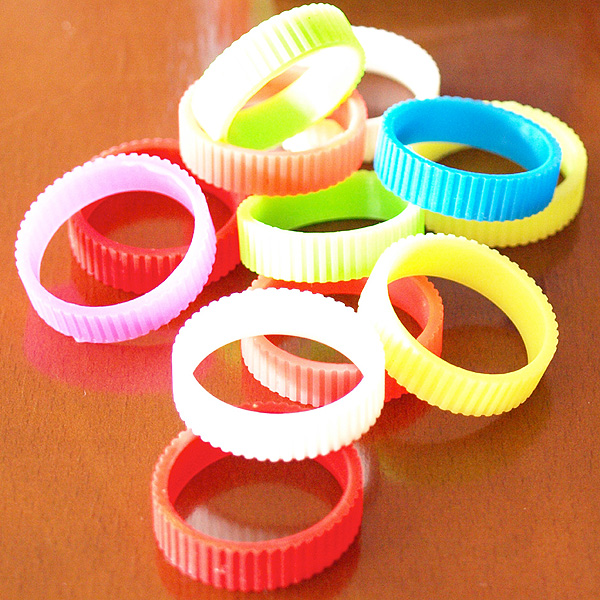 <b>7色（各色2本ずつ）のグリップリングが付属する</b>