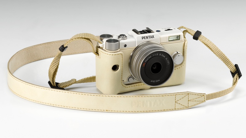 <b>O-CC115をPENTAX Qに装着した状態</b>