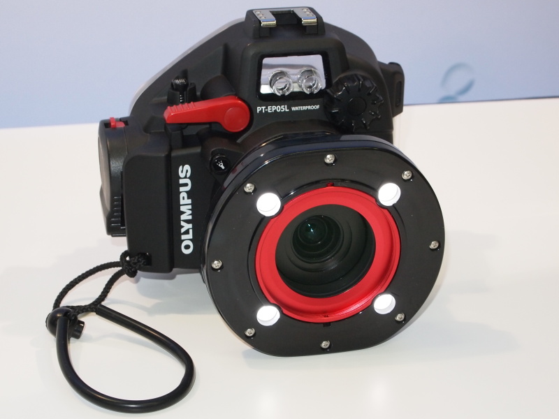 <b>E-PL3用の防水プロテクターをケース内展示。前面のLED照明が特徴。電源はハウジング側に用意する</b>