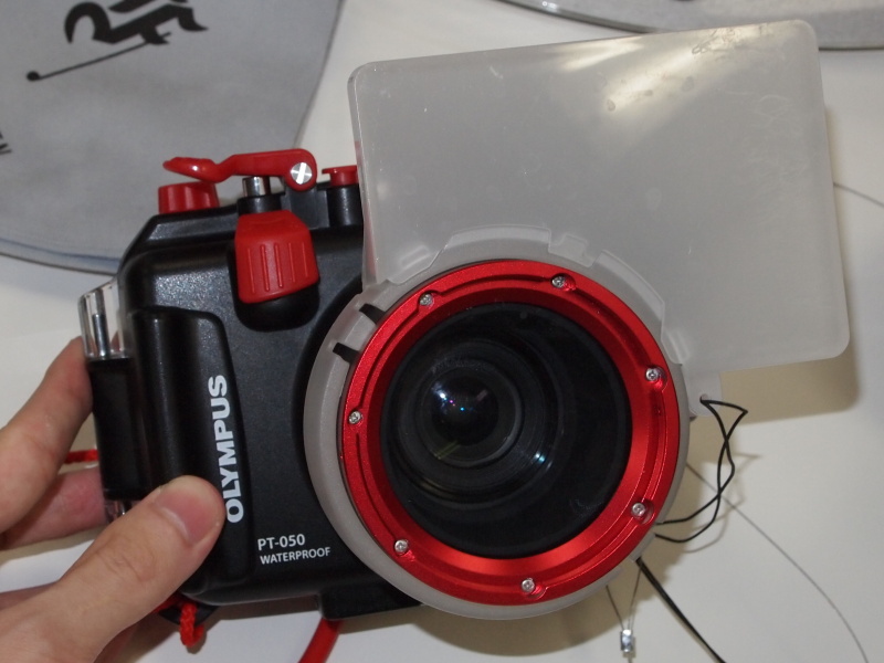 <b>同XZ-1。内蔵ストロボ用の拡散板を装着している</b>
