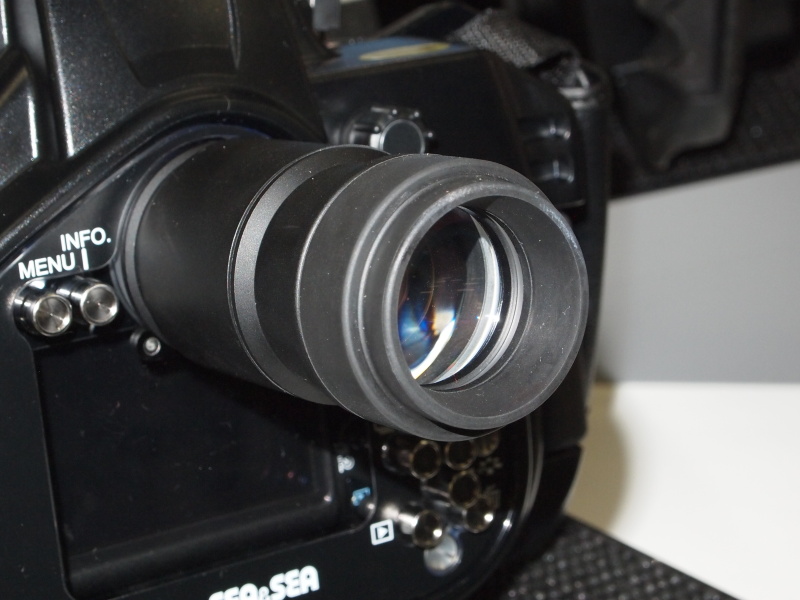 <b>参考出品の180度ビューファインダー「VF180 1.2x」。6万5,000円前後での販売を見込む</b>