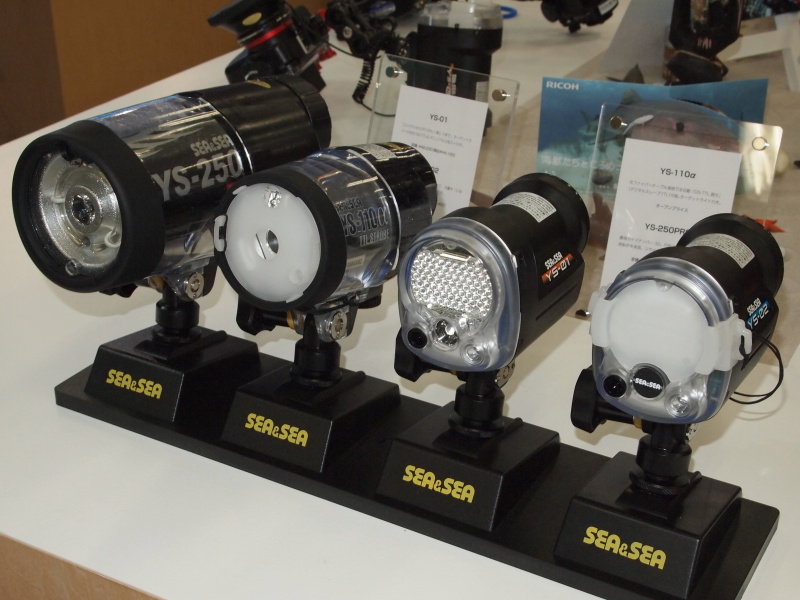 <b>ストロボは小型のマニュアル発光専用機から、大光量のTTL対応モデルまで用意。価格は2万8,000円〜10万2,900円</b>