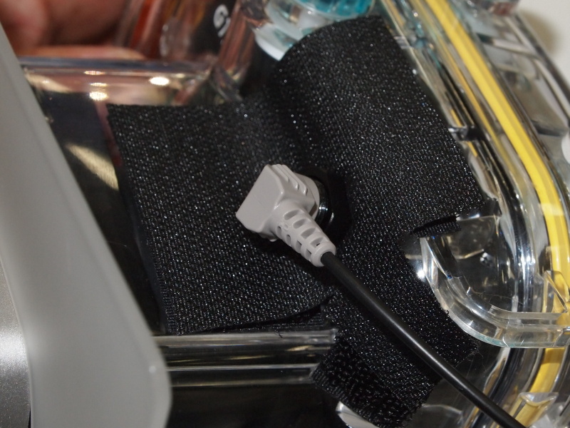 <b>取り付けたストロボは光ファイバーを使ってスレーブ発光させる。光ファイバーはベルクロで貼り付ける。型紙をWebで公開しており、2,500円で純正ハウジングを外部ストロボ対応にできるそうだ</b>