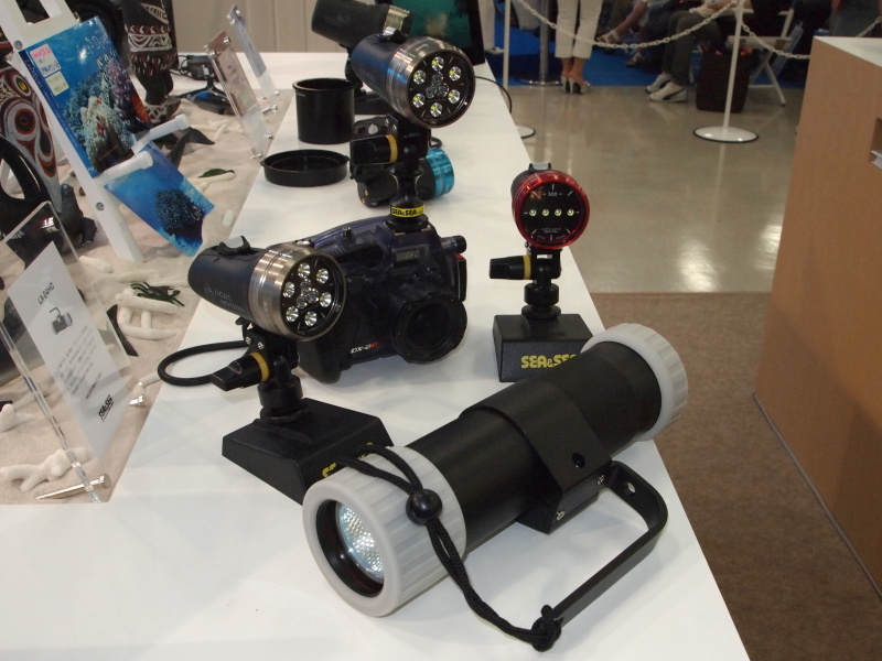 <b>シーアンドシーが取り扱うLight&amp;Motion社製の各種ビデオライトも展示。従来は大型な大光量タイプ（手前）しかなかったが、最近は小型タイプ（奥）の選択肢も増えているとのこと</b>