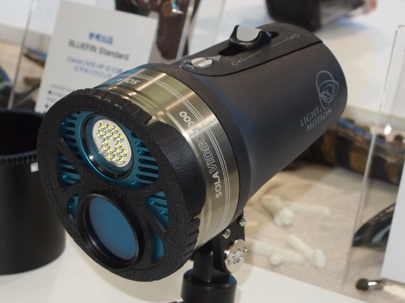 <b>最大4,000ルーメンの光量を誇る「SOLA VIDEO 4000」を参考出品。初心者にとって定常光のビデオライトは瞬間光より扱いやすく、マクロや動画撮影にも向くため、人気が高まっているという</b>