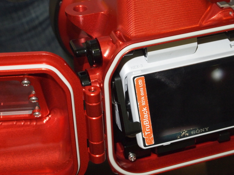 <b>ソニーNEX用には外から液晶モニターをチルトできる機構を搭載</b>