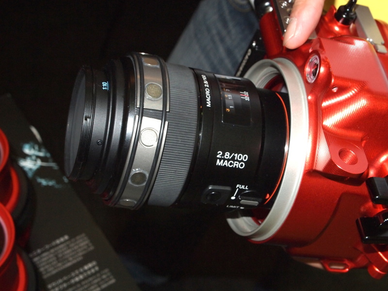 <b>磁石を使い、フォーカスリングをハウジング外側のリングで操作できるようにした。「イノンのMRS（マグネティック・ロータリー・システム）の特許を使わせてもらっている」という</b>