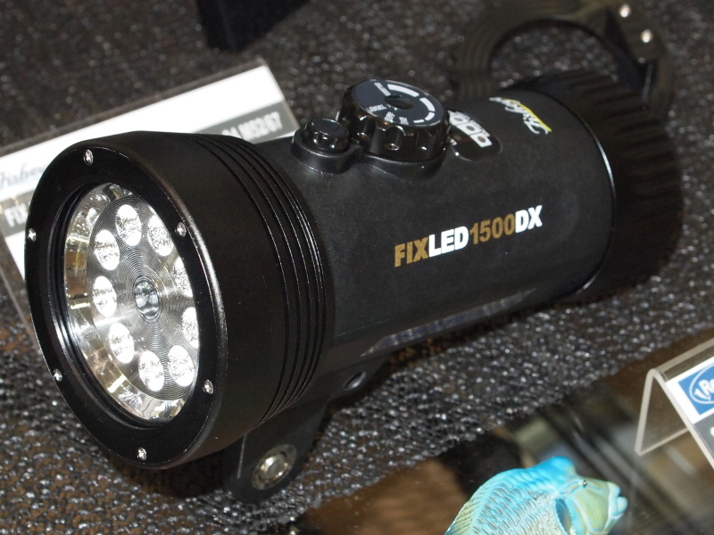 <b>動画やマクロ撮影に向くLEDライト。ダイヤルにロック機構を備える。ライトは合図のために点滅もさせられる</b>