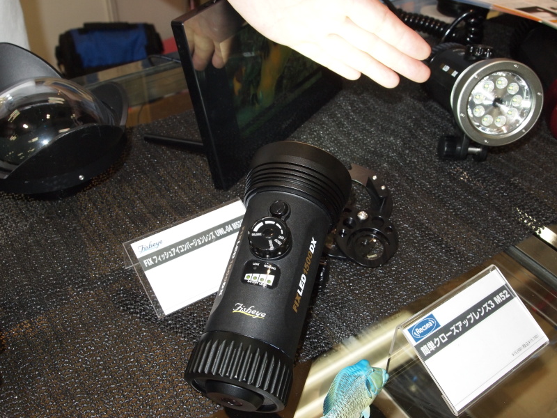 <b>動画やマクロ撮影に向くLEDライト。ダイヤルにロック機構を備える。ライトは合図のために点滅もさせられる</b>