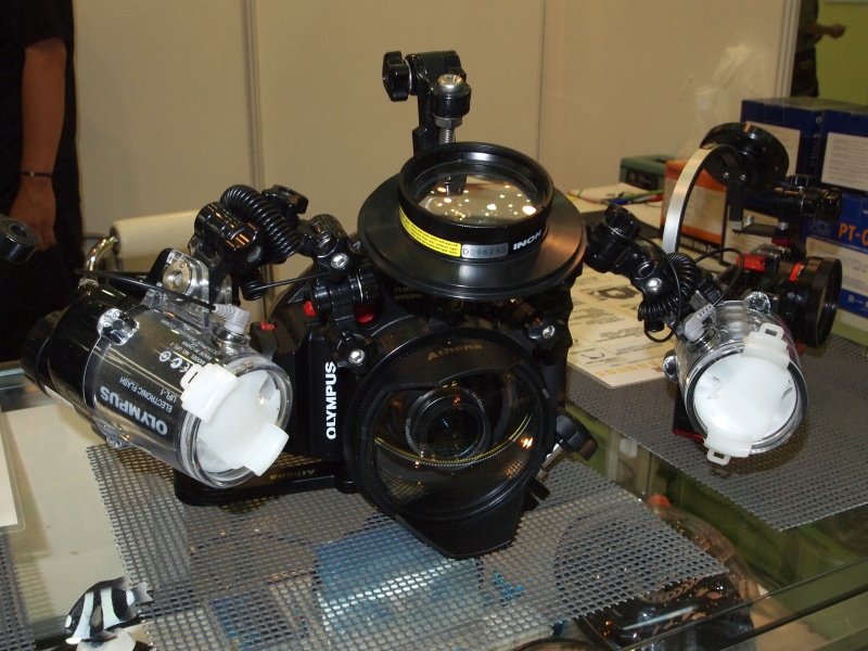 <b>オリンパスの純正ハウジングとの組み合わせ例。同社では水中のライティングは2灯が基本としているという</b>