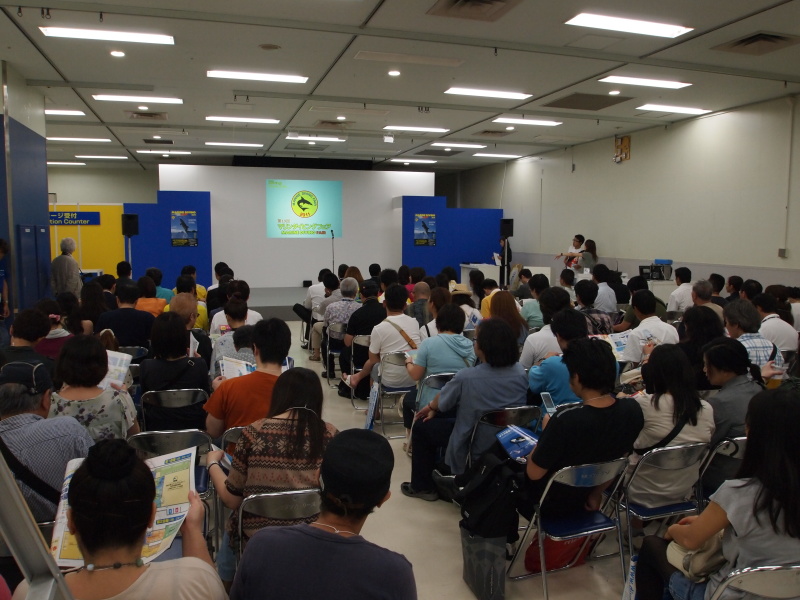 <b>海と島の旅フェアでは政府観光局や航空会社などがブース出展。「ダイブ&amp;トラベル大賞2011」の発表も行なっていた</b>