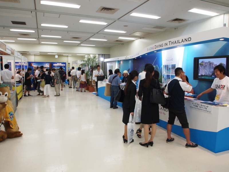 <b>海と島の旅フェアでは政府観光局や航空会社などがブース出展。「ダイブ&amp;トラベル大賞2011」の発表も行なっていた</b>