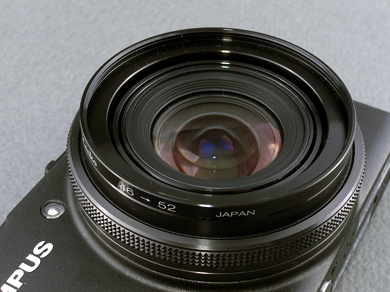 <b>XZ-1のアダプターリング取り付けネジに、ケンコー製ステップアップリング46mm→52mmをねじ込む。本文にもあるように、同じ規格でもメーカーやロットによってXZ-1にはまらない製品もあるので要注意だ</b>