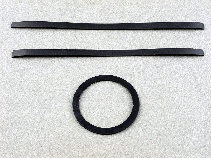 <b>FCON-P01をリングに装着する部品を自作。手前は1mm厚のABS板をドーナツ状にカットした部品。奥の2つは1mm厚ゴム板を帯状にカットした部品。寸法は現物合わせで割り出す</b>