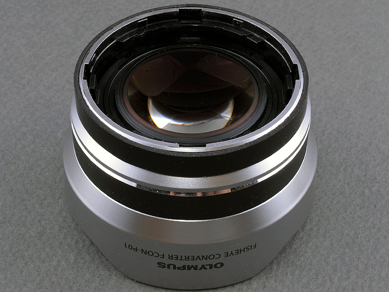 <b>FCON-P01の基部の外周に、ゴムパーツを巻き付ける（両面テープを使用）。ちなみにFCON-P01の裏側はレンズが奥に引っ込んでおり、XZ-1のレンズとのクリアランスを見極めながらアダプターリングの厚みを調整した</b>