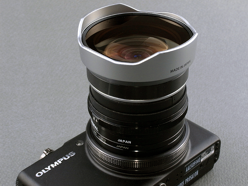 <b>FCON-P01をアダプターリング先端にはめ込むように接着する。レンズフードの位置を傾けて装着すると、画面隅がケラれてしまうので、慎重に位置を調整する</b>