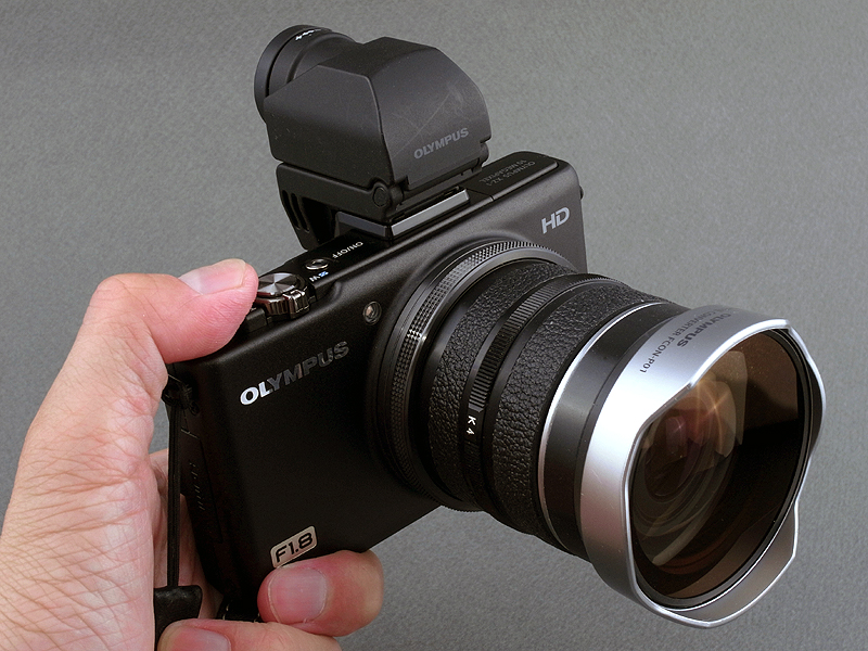 <b>電子ビューファインダー「VF-2」と組み合わせた標準的撮影スタイル。魚眼レンズの特性を生かすため、広角側に固定して使用。ズームを望遠にするとレンズ同士がぶつかってしまうので注意が必要。アダプターもカメラ基部へのねじ込みが若干浅く、外れやすいので扱いは慎重に</b>