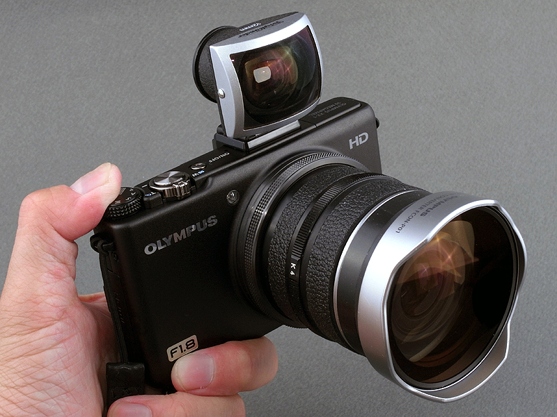 <b>Lマウント用フォクトレンダー「12mm F5.6」専用のビューファインダー（コシナ製）と組み合わせると、シルバーのコーディネートがなかなかカッコイイ。ただし12mm F5.6用ファインダーの方が画角が広く、実用にするには慣れを要する。</b>