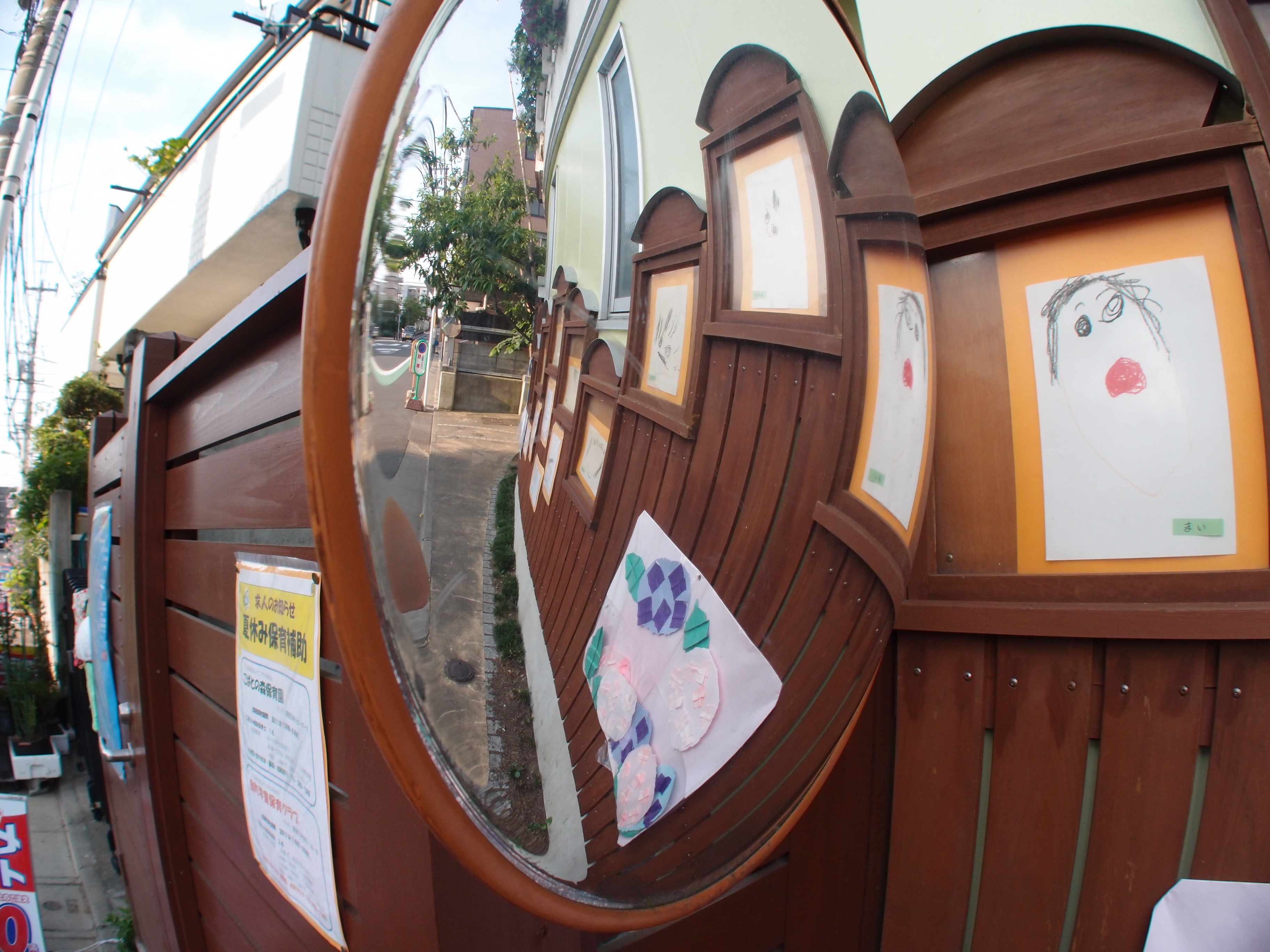 <b>魚眼レンズの中に魚眼レンズが……幼稚園の壁に取り付けられたカーブミラーだが、中には園児が描いた絵も写っている。XZ-1 + FCON-P01 / 3,648×2,736 / 1/500秒 / F3.2 / 0EV / ISO125 / プログラム / WB:オート / 6mm</b>