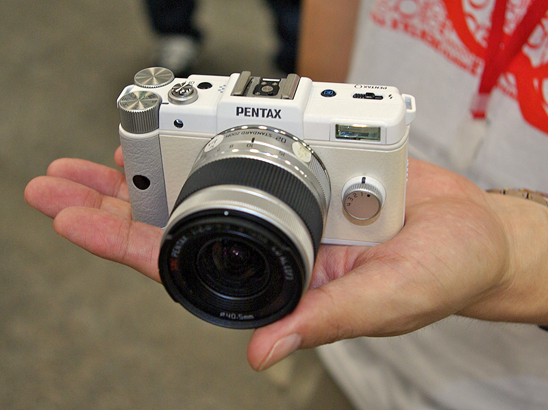 <b>PENTAX Qは、世界最小最軽量のレンズ交換式デジタルカメラを謳う。装着レンズは「PENTAX-02 STANDARD ZOOM」</b>