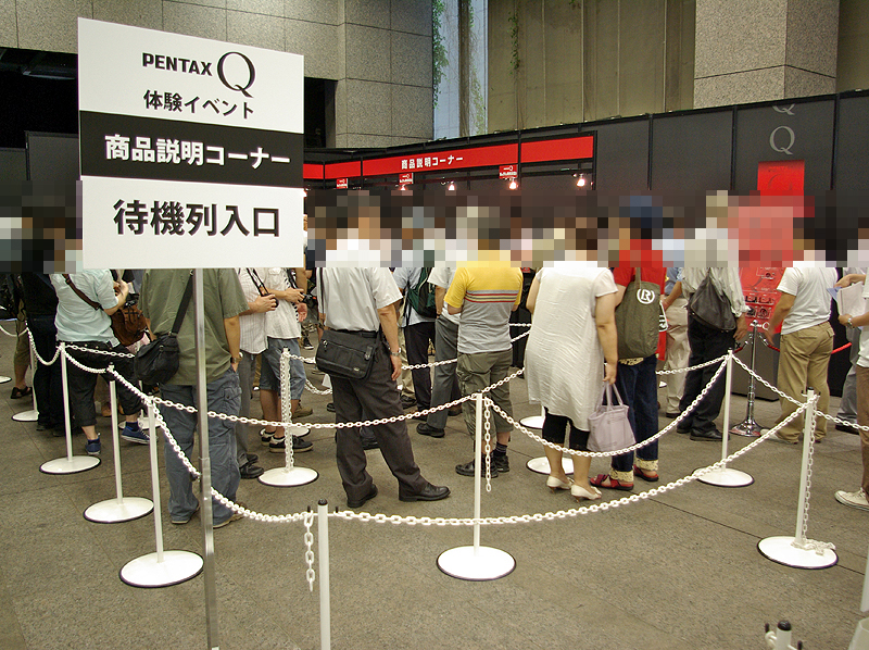 <b>「商品説明コーナー」。開場直後にもかかわらず長い行列ができていた</b>